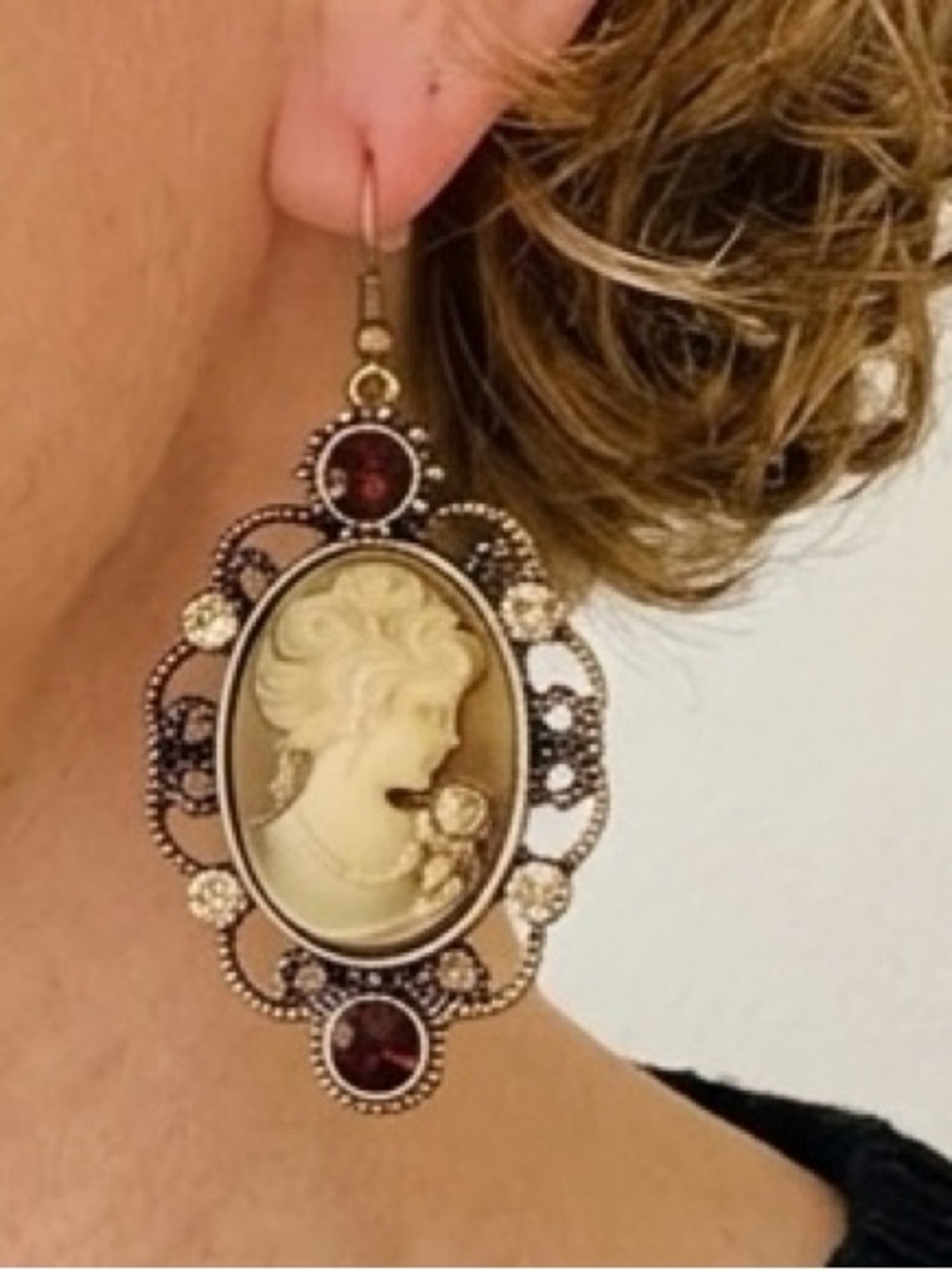 Vintage-Inspired Victorian Cameo Dangle Earrings – Antique Bronze & Rhinestones